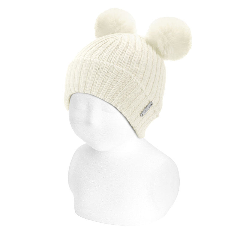 Gorro bebé canalé con dos borlas de pelo sintético CÓNDOR