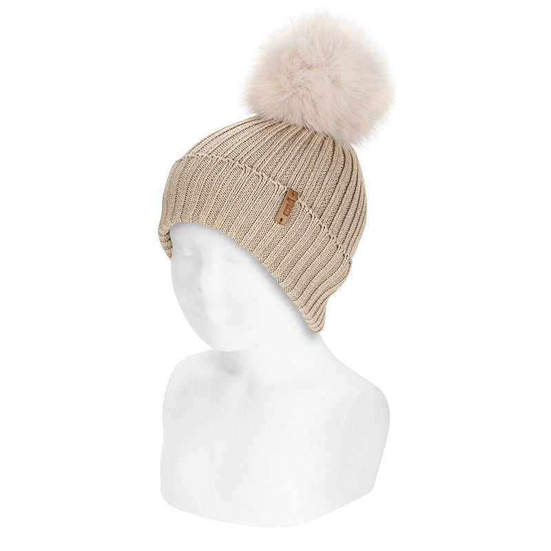 Gorro canalé con vuelta y borla de pelo sintético CÓNDOR