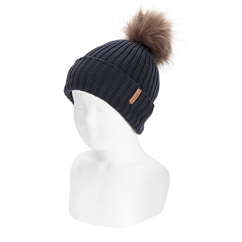 Gorro canalé con vuelta y borla de pelo sintético CÓNDOR