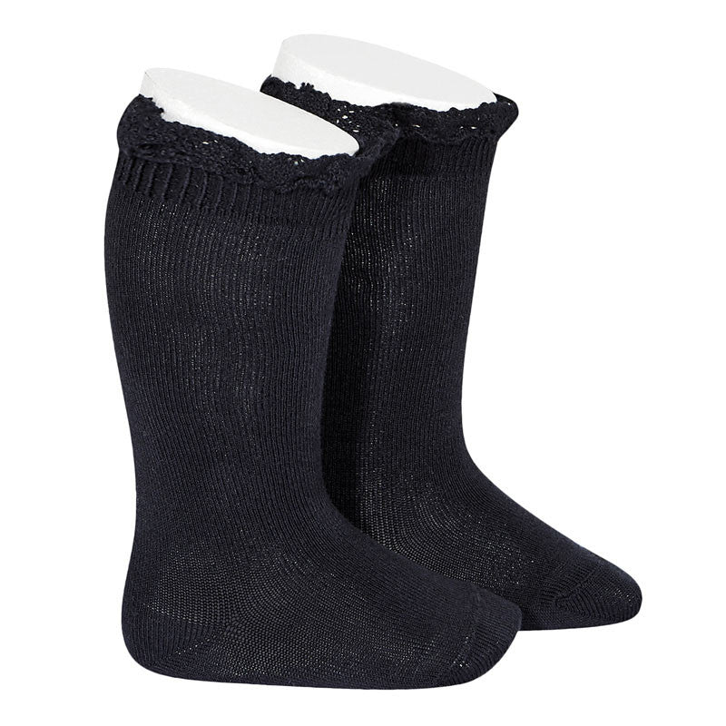 Calcetines altos punto liso con puntilla en puño CÓNDOR